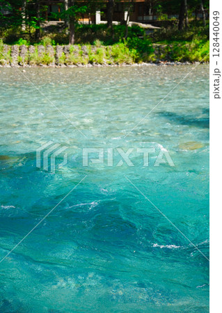 長野 上高地 透明度の高い美しい梓川の水面 長野 上高地 透明度の高い美しい梓川の水面 128440049