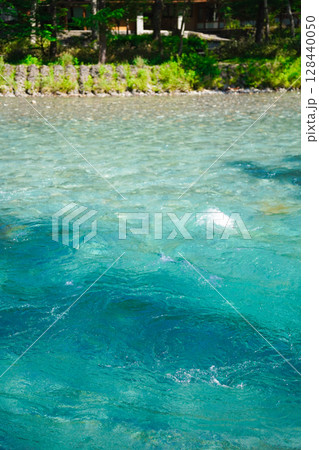 長野　上高地　透明度の高い美しい梓川の水面 128440050