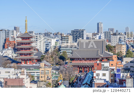 東京都台東区浅草 日本を代表する人気の観光スポット 浅草寺と仲見世通り周辺の街並み 東京都台東区浅草 日本を代表する人気の観光スポット 浅草寺と仲見世通り周辺の街並み 128440271