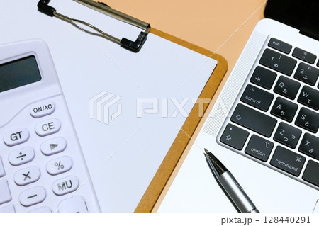 オフィスワーク 書類作成 ペーパーワーク 3:2 オフィスワーク 書類作成 ペーパーワーク 3:2 128440291