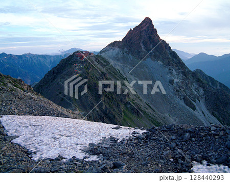 Mt.Yari & snow 間ノ岳から眺める夜明けの槍ヶ岳と残雪(盛夏の槍穂高縦走，夏山本格登山) 128440293