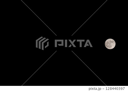 夜空に浮かぶ満月 夜空に浮かぶ満月 128440397