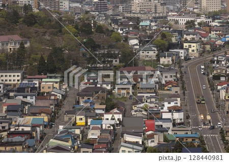 【看板名ぼかし、ロゴぼかし有】秋の函館公園と函館市電ランデブー、離合 【看板名ぼかし、ロゴぼかし有】秋の函館公園と函館市電ランデブー、離合 128440981