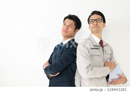 作業服を着た男性とビジネスマン 128441261