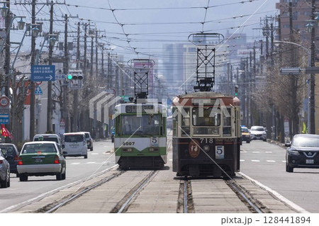 【ナンバー、運転手、ロゴぼかし有】路面電車のランデブー、離合 128441894
