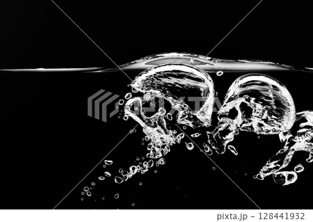 黒の背景に水面に浮上する気泡. 128441932