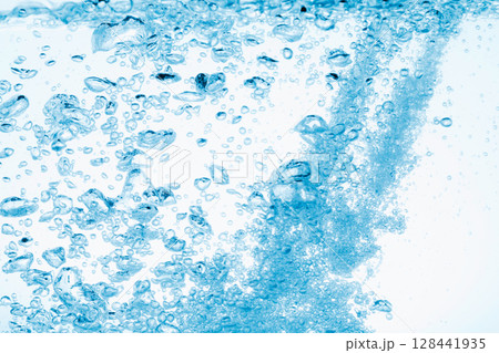水中に舞い上がるたくさんの気泡. 128441935