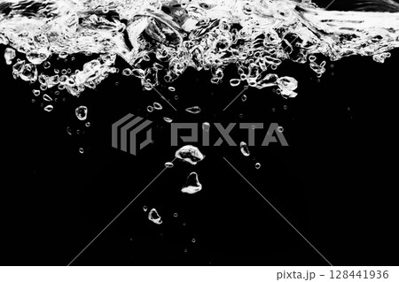 黒の背景に水面に浮上する気泡. 128441936