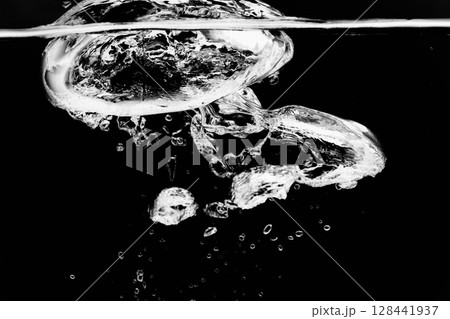 黒の背景に水面に浮上する気泡. 黒の背景に水面に浮上する気泡. 128441937