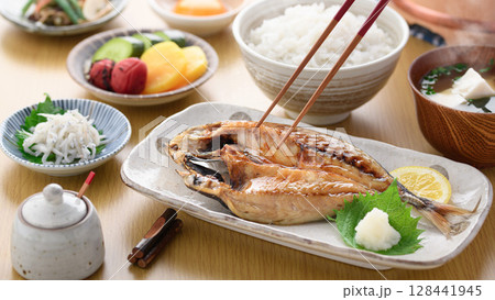 焼きたて鯵の開きと和朝食・ご飯と味噌汁のある食卓 焼きたて鯵の開きと和朝食・ご飯と味噌汁のある食卓 128441945