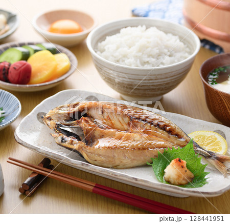 焼きたて鯵の開きと和朝食・ご飯と味噌汁のある食卓 焼きたて鯵の開きと和朝食・ご飯と味噌汁のある食卓 128441951