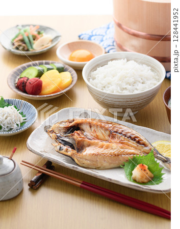 焼きたて鯵の開きと和朝食・ご飯と味噌汁のある食卓 焼きたて鯵の開きと和朝食・ご飯と味噌汁のある食卓 128441952