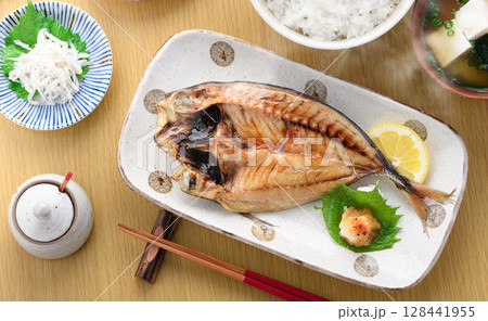 焼きたて鯵の開きと和朝食・ご飯と味噌汁のある食卓 128441955