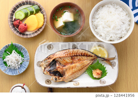 焼きたて鯵の開きと和朝食・ご飯と味噌汁のある食卓 焼きたて鯵の開きと和朝食・ご飯と味噌汁のある食卓 128441956