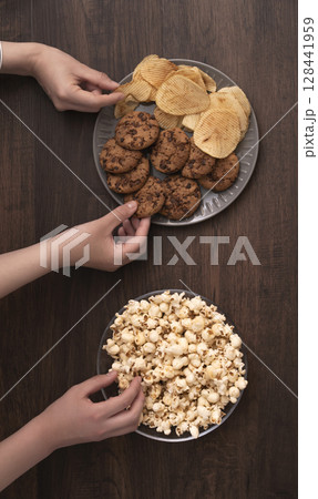 スナックやお菓子を食べる家族や仲間 128441959