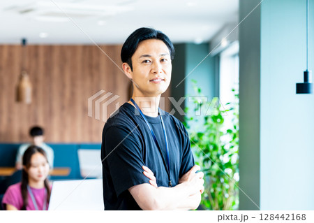 オフィスで働くビジネスパーソン 128442168