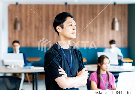 オフィスで働くビジネスパーソン 128442169