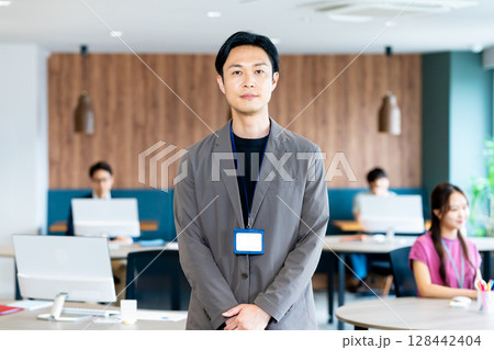 オフィスで働くビジネスパーソン オフィスで働くビジネスパーソン 128442404