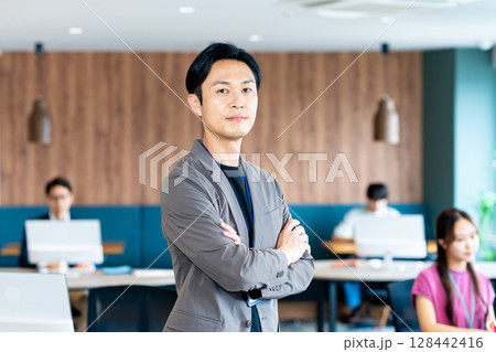 オフィスで働くビジネスパーソン 128442416