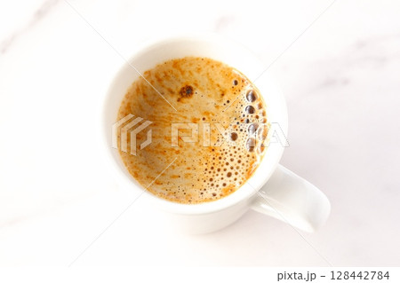 淹れたてのコーヒー(カフェラテ)が入ったマグカップを、真上から俯瞰した画像 淹れたてのコーヒー(カフェラテ)が入ったマグカップを、真上から俯瞰した画像 128442784