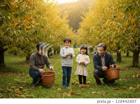 秋の家族ピクニック 128442807