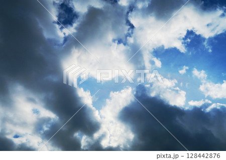 暗雲も広がる空の風景 128442876