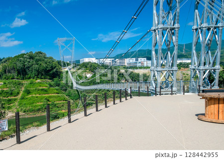 歩道吊橋として日本一の長さを誇るゴーダブリッジ 128442955
