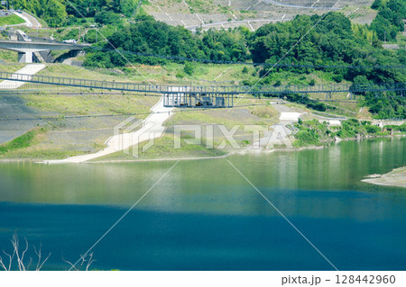 吊橋の途中に設けられたバンジージャンプ台 吊橋の途中に設けられたバンジージャンプ台 128442960