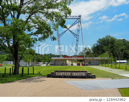 ダムパークいばきたの吊橋入り口 128442962