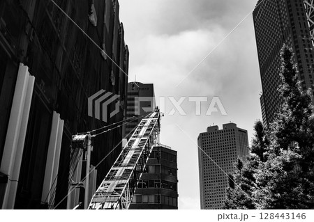 東京再開発風景 新宿西口駅前の建設工事 2025.06　e-5 モノクロ 128443146