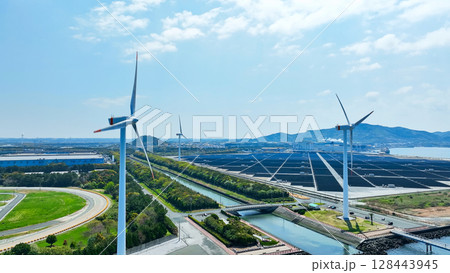 風車とソーラーパネルのハイブリッド発電所の風景空撮 128443945