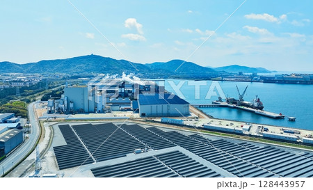工業地帯とメガソーラーの風景 空撮 工業地帯とメガソーラーの風景 空撮 128443957