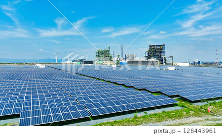 バイオマス発電所と風力・太陽光発電所の風景　空撮 128443961