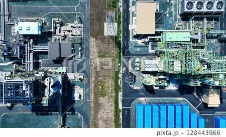工場の建ち並ぶ工業地帯の風景　真俯瞰空撮 128443966