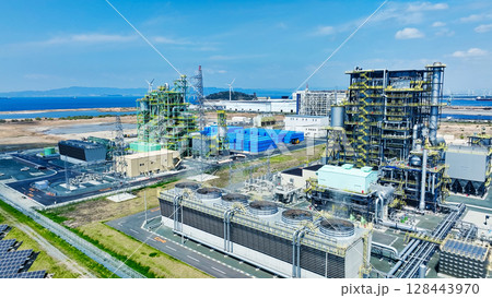 バイオマス発電所と風力・太陽光発電所の風景 空撮 バイオマス発電所と風力・太陽光発電所の風景 空撮 128443970