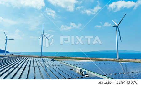 風車とソーラーパネルのハイブリッド発電所の風景空撮 128443976
