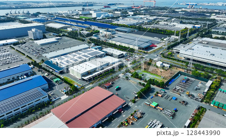 工場の並ぶ工業地帯の風景空撮 工場の並ぶ工業地帯の風景空撮 128443990