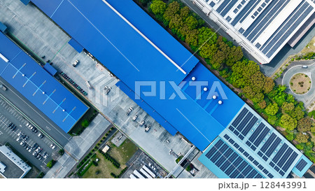 工場の並ぶ工業地帯の風景　真俯瞰空撮 128443991