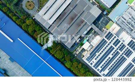 工場の並ぶ工業地帯の風景　真俯瞰空撮 128443992