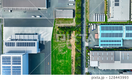 工場の並ぶ工業地帯の風景　真俯瞰空撮 128443993