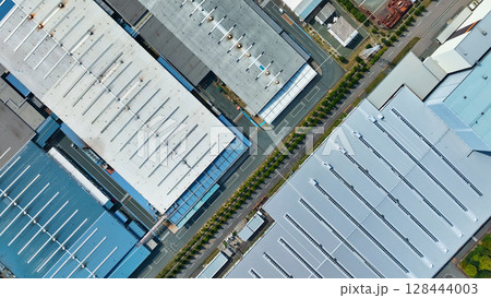 工場の並ぶ工業地帯の風景　真俯瞰空撮 128444003
