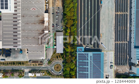 工場の並ぶ工業地帯の風景　真俯瞰空撮 128444009