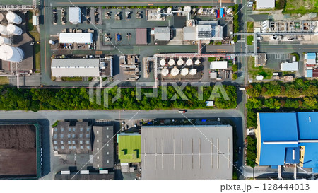 工場の並ぶ工業地帯の風景　真俯瞰空撮 128444013