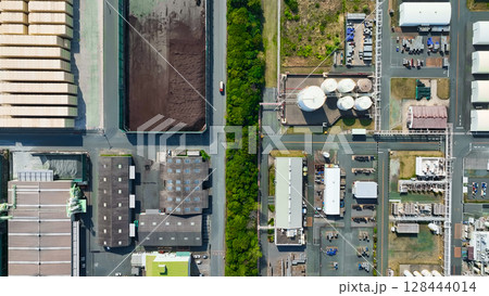 工場の並ぶ工業地帯の風景　真俯瞰空撮 128444014
