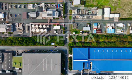 工場の並ぶ工業地帯の風景 真俯瞰空撮 工場の並ぶ工業地帯の風景 真俯瞰空撮 128444015