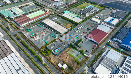 工場の並ぶ工業地帯の風景空撮 工場の並ぶ工業地帯の風景空撮 128444016