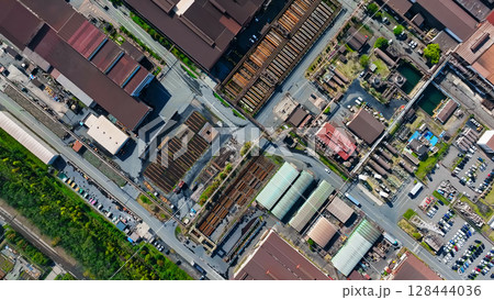 工場の並ぶ工業地帯の風景空撮 128444036