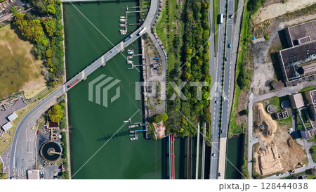 工業地帯の埠頭と道路の真俯瞰空撮風景 128444038