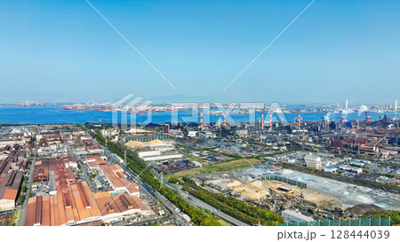 工場の並ぶ工業地帯の風景空撮 工場の並ぶ工業地帯の風景空撮 128444039