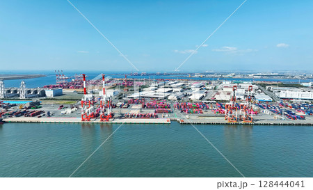 コンテナヤードの風景空撮 128444041